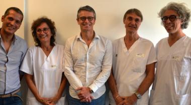 De g. à dr. : le Dr Saidi (chirurgien urologue), Véronique Biche (coordinatrice hospitalière prélèvement et greffe), le professeur Méjean, et les Dr Haidar et Quirin (néphrologues).