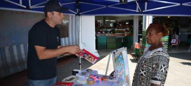 Pour les agents de la DASS, la semaine de lutte contre la dengue et la leptospirose est l’occasion d’aller au contact de la population pour sensibiliser et informer. Comme ici, vendredi 22 novembre au marché de Nouméa. 