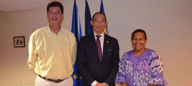 Directeur du bureau Pacifique occidental de l'OMS, le Dr Takeshi Kasai a été reçu au gouvernement par le président Thierry Santa et Valentine Eurisouké, en charge de la santé. Directeur du bureau Pacifique occidental de l'OMS, le Dr Takeshi Kasai a été reçu au gouvernement par le président Thierry Santa et Valentine Eurisouké, en charge de la santé.