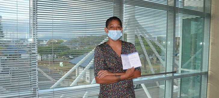 Sabrina Kiener, médecin généraliste à Poindimié, a réalisé un test de dépistage et reçu la première injection du vaccin contre le Covid-19 au Médipôle, la veille de son départ à Wallis-et-Futuna. Sabrina Kiener, médecin généraliste à Poindimié, a réalisé un test de dépistage et reçu la première injection du vaccin contre le Covid-19 au Médipôle, la veille de son départ à Wallis-et-Futuna.