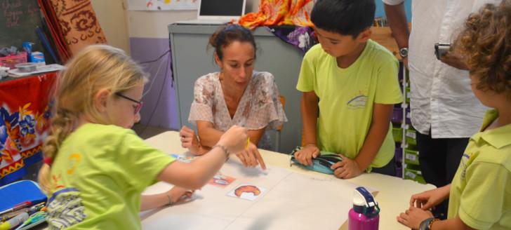 Démonstration d’une activité Rebee à l’école Saint-Jean-Baptiste à Nouméa, en présence d’Isabelle Champmoreau, membre du gouvernement en charge de l’enseignement. Démonstration d’une activité Rebee à l’école Saint-Jean-Baptiste à Nouméa, en présence d’Isabelle Champmoreau, membre du gouvernement en charge de l’enseignement.