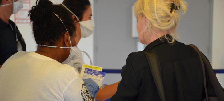 Les fiches sanitaires renseignées par les passagers à leur arrivée à La Tontouta sont analysées par une équipe en charge des contrôles sanitaires aux frontières. Les fiches sanitaires renseignées par les passagers à leur arrivée à La Tontouta sont analysées par une équipe en charge des contrôles sanitaires aux frontières.