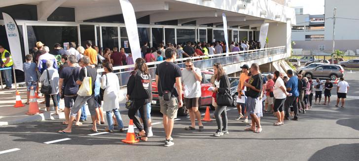 Le centre de vaccination provisoire installé dans la salle d’honneur de l’hôtel de ville de Nouméa a connu une forte affluence. Le centre de vaccination provisoire installé dans la salle d’honneur de l’hôtel de ville de Nouméa a connu une forte affluence.