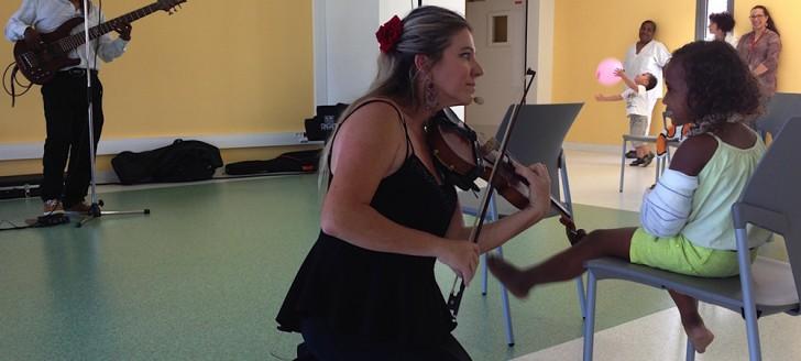 Vendredi 6 octobre, le niveau 1 de la “colonne culturelle” a accueilli Nivane et ses violons tziganes. Vendredi 6 octobre, le niveau 1 de la “colonne culturelle” a accueilli Nivane et ses violons tziganes.
