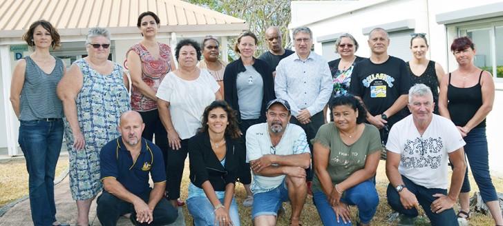 Les quatorze professionnels bénéficiant de la formation, avec des représentants de l’IFPSS, du CHD et de la Province Sud. Les quatorze professionnels bénéficiant de la formation, avec des représentants de l’IFPSS, du CHD et de la Province Sud.
